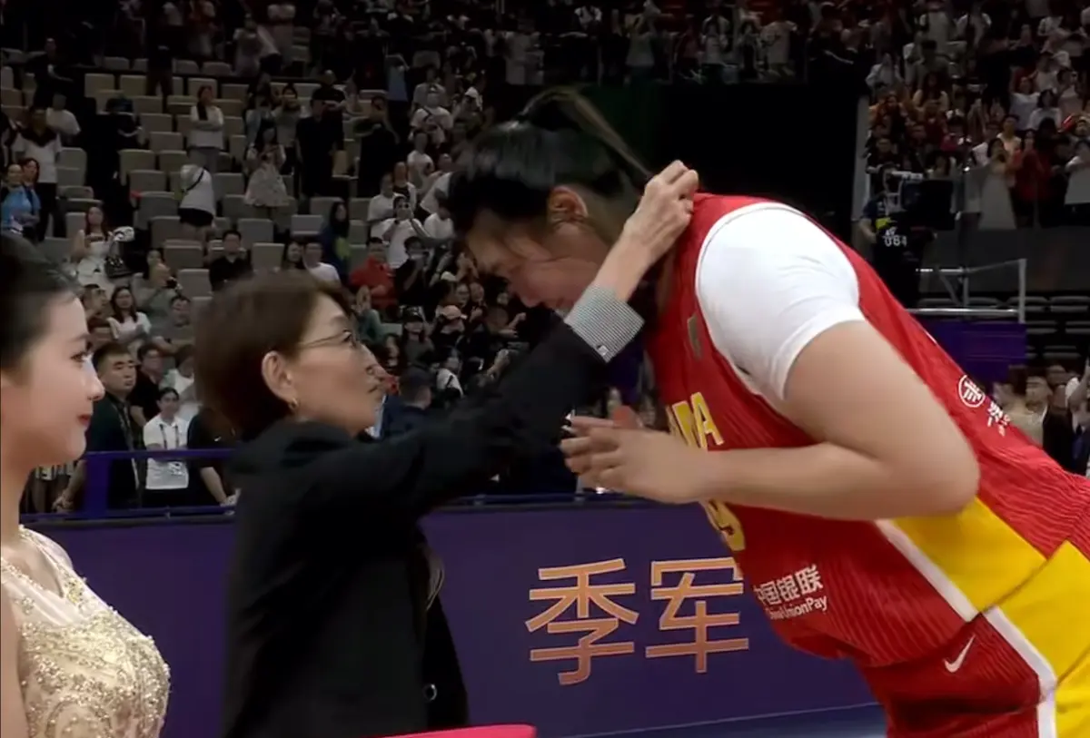 女篮夺季军颁奖！韩旭抱2老将，张子宇呼声拉满，多人流下泪水！