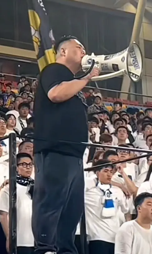 辱骂韦世豪球迷身份曝光！南看台球迷组织会长被解职，将内部整顿