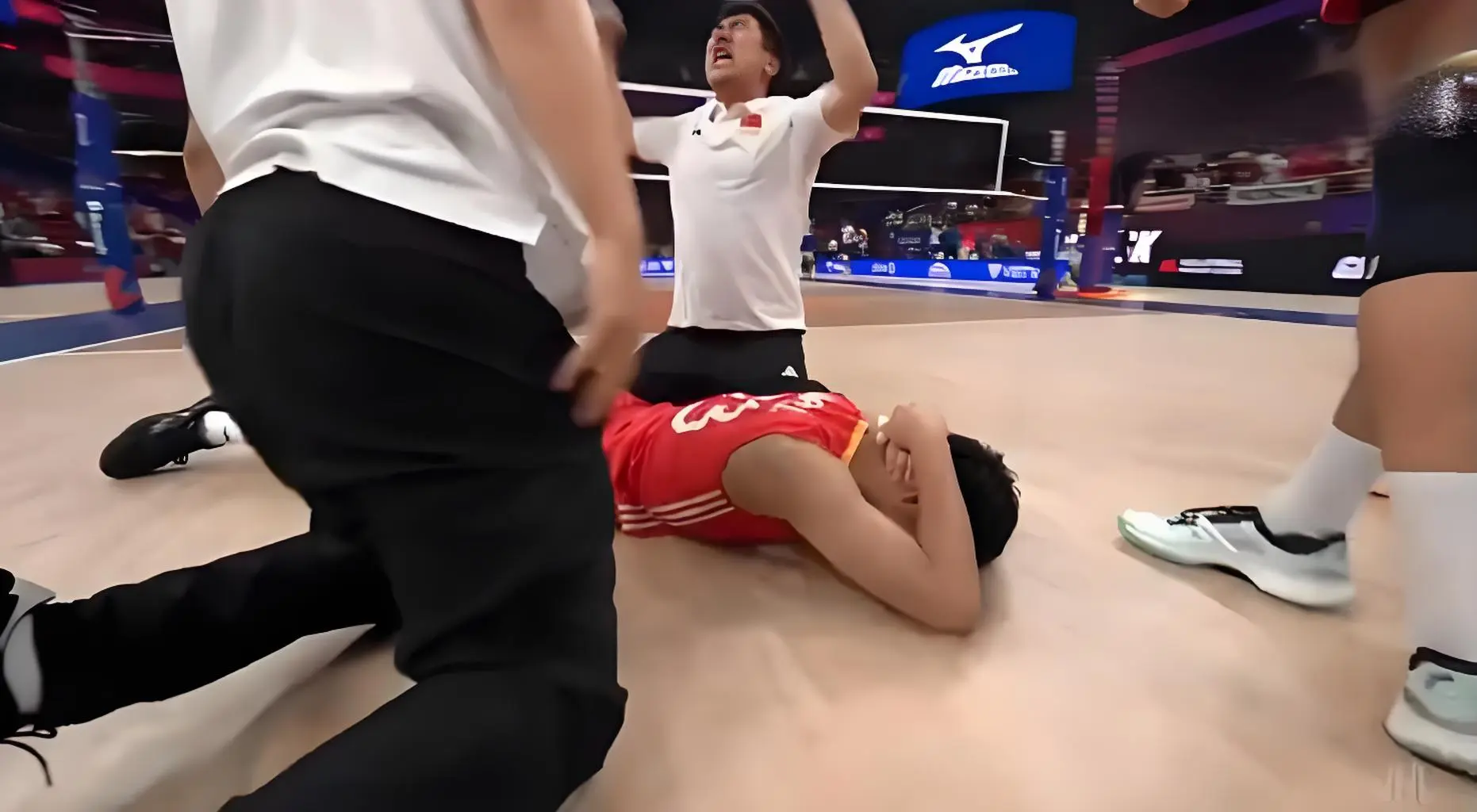 男排捶地庆祝！海宁信任危机解除，王滨打破质疑，温子华畏手畏脚