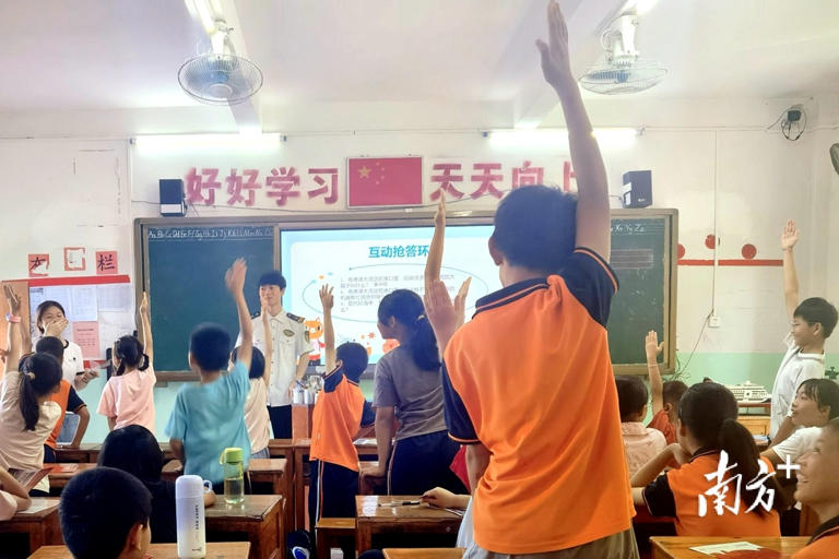 小学生积极参与课堂活动。