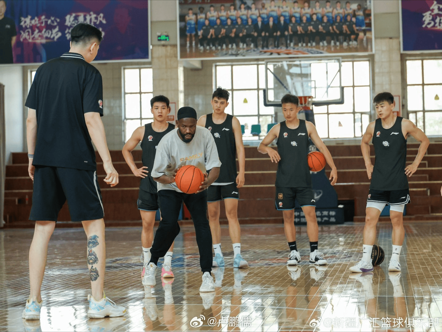 媒体人：前NBA状元文班亚马&里萨谢的私人训练师加盟新疆队