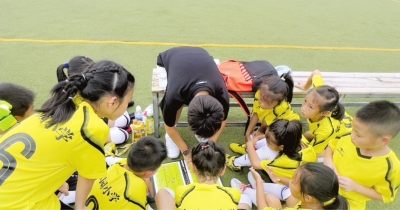 今夏江城足球小将绿茵场上逐梦