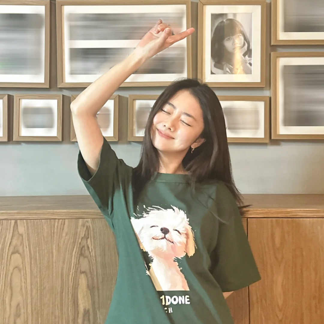 近日，演员谭松韵在社交平台晒出一组生活照，瞬间点燃了粉丝的热情。 照片中，她身穿墨绿色T恤，上面印着可爱的狗狗图案，一头黑色长发自然垂落，对着镜头开怀大笑。由内而外散发的青春气息，很难相信她今年已经35岁了。  她与好友董晴合照，两位美女