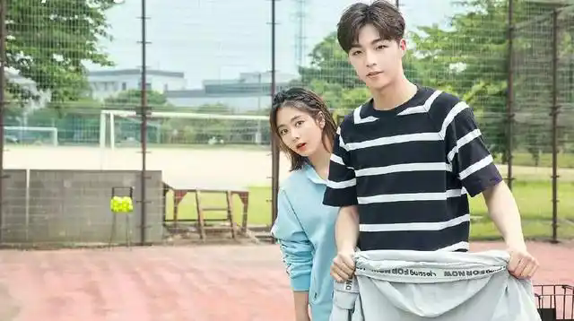 谭松韵在显年轻这个赛道上一骑绝尘，35了还跟个孩子一样，与同龄人合照像差辈