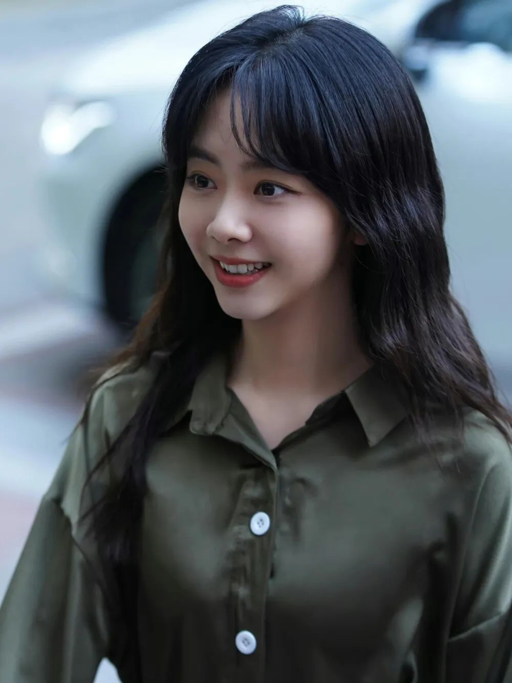 谭松韵在显年轻这个赛道上一骑绝尘，35了还跟个孩子一样，与同龄人合照像差辈