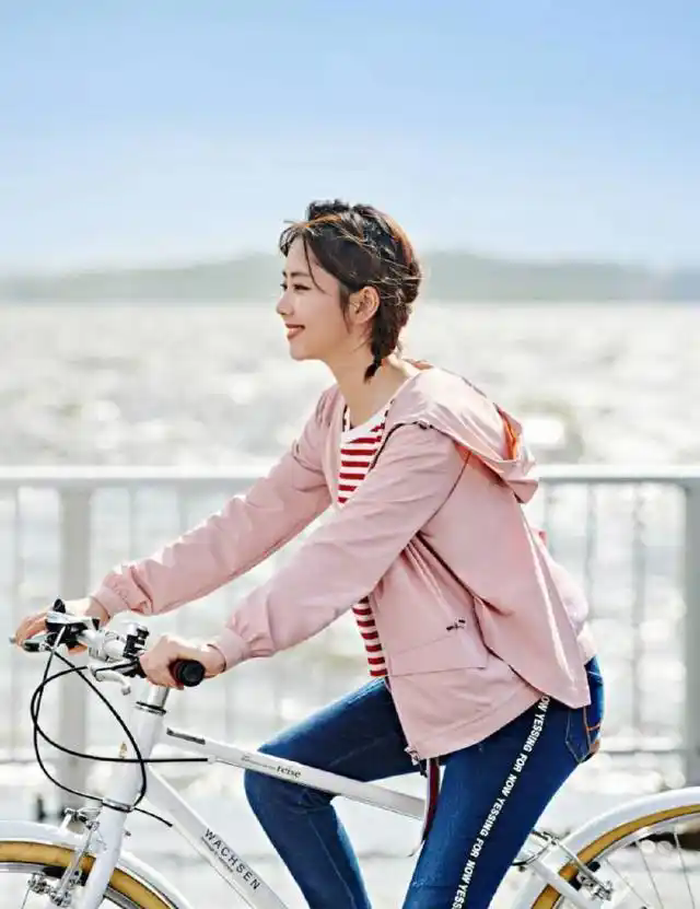 谭松韵在显年轻这个赛道上一骑绝尘，35了还跟个孩子一样，与同龄人合照像差辈