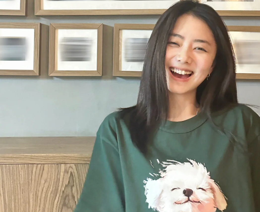 谭松韵在显年轻这个赛道上一骑绝尘，35了还跟个孩子一样，与同龄人合照像差辈