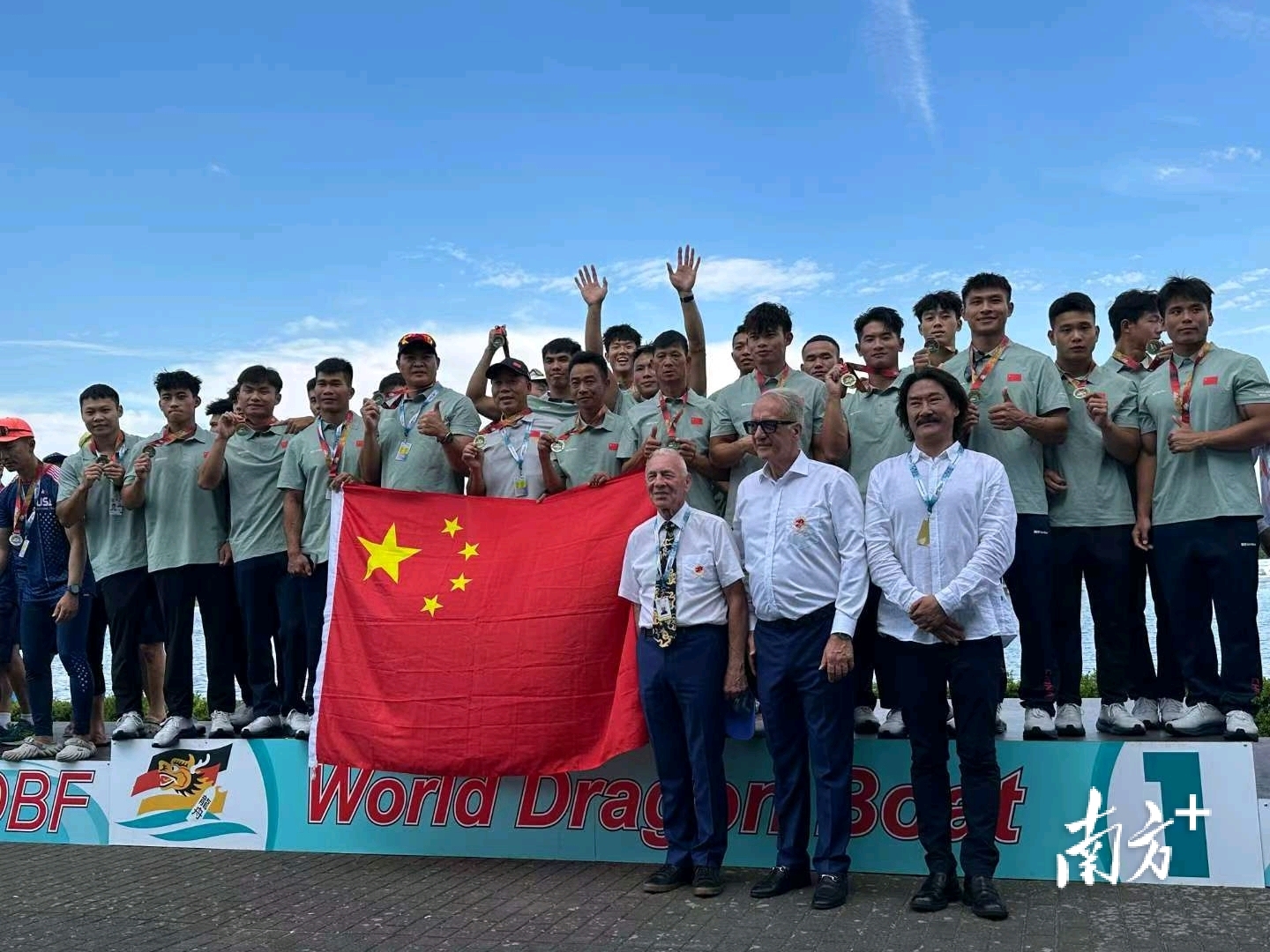 世锦赛上，乐从罗浮宫龙舟队员4次站上冠军领奖台。 受访者供图