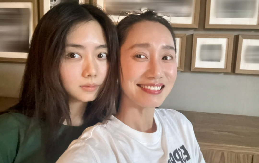 谭松韵在显年轻这个赛道上一骑绝尘，35了还跟个孩子一样，与同龄人合照像差辈