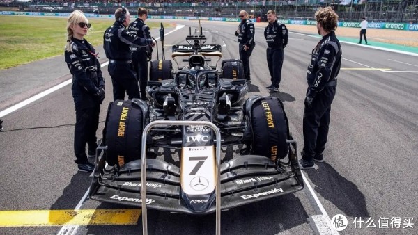 《F1：狂飙飞车》登陆暑期档，引发观众期待！