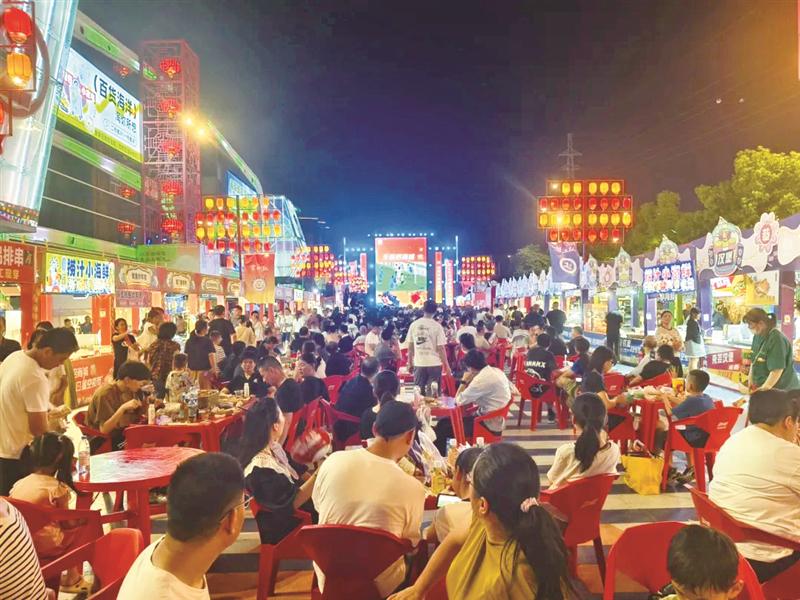 一边是绿茵场，一边是烟火气