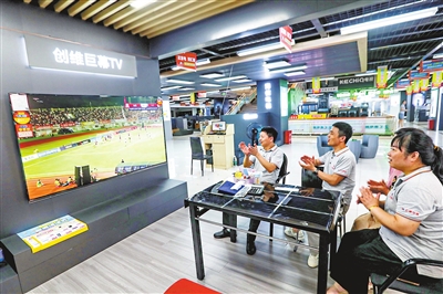九江市民夏夜激情观赛