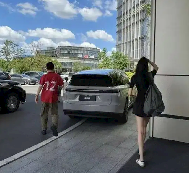 李想带妻子现身常州看苏超 李想穿12号球衣 其妻身材高挑