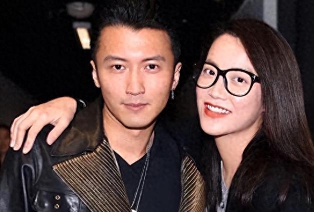 陪伴谢霆锋23年，39岁赴美生子，如今53岁和女儿同框成人生赢家