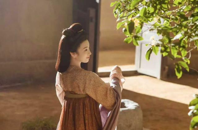 同样演“李善德妻子”，39岁杨幂与28岁代露娃，演出不同风格