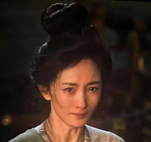 同样演“李善德妻子”，39岁杨幂与28岁代露娃，演出不同风格