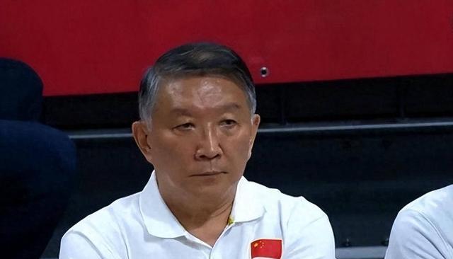 中国女篮溃败48小时，18岁张子宇深夜力挺宫鲁鸣，女姚明高情商