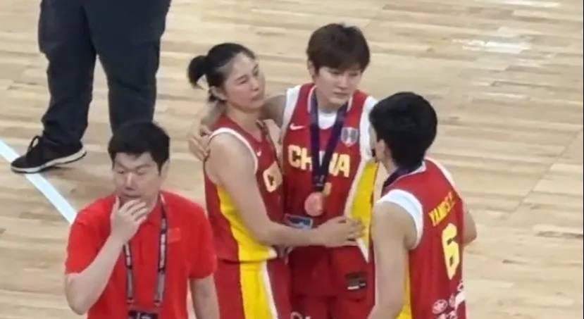 女篮离队第一人！宫鲁鸣也留不住，19+7+7比李梦还能打