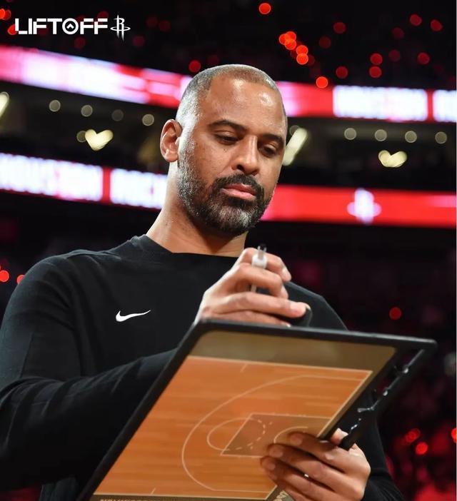 DFS：乌度卡是联盟最严厉教练之一 两周前共餐才第一次见到他笑
