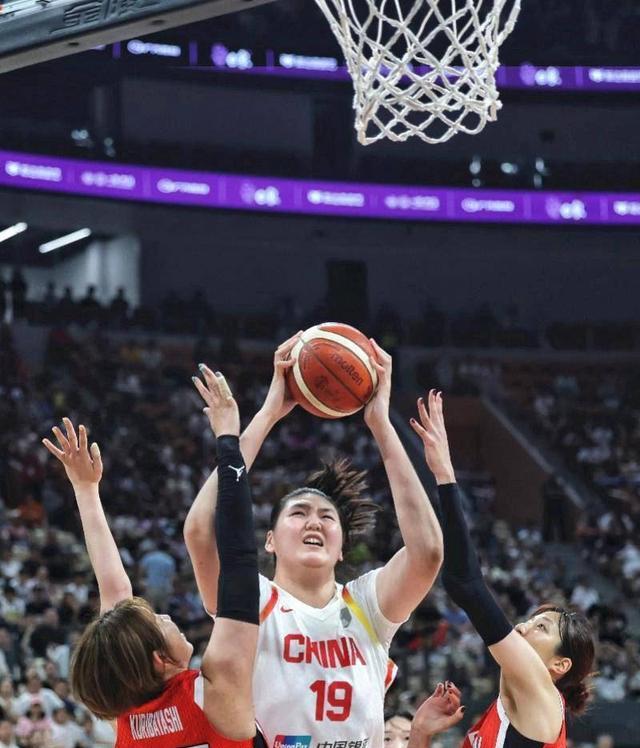 中国女篮溃败48小时，18岁张子宇深夜力挺宫鲁鸣，女姚明高情商