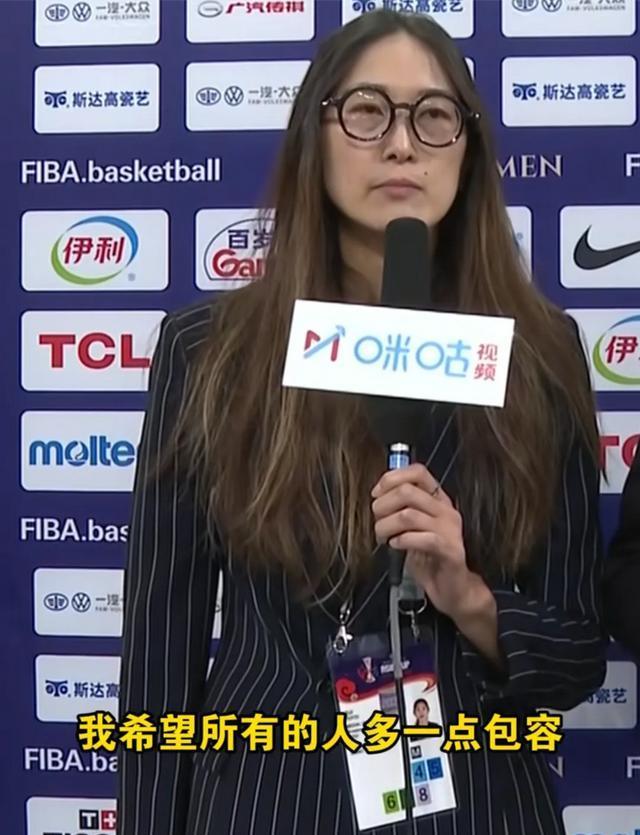 女篮美女隋菲菲发声，心疼宫鲁鸣流泪，称：宫指导68岁非常不容易