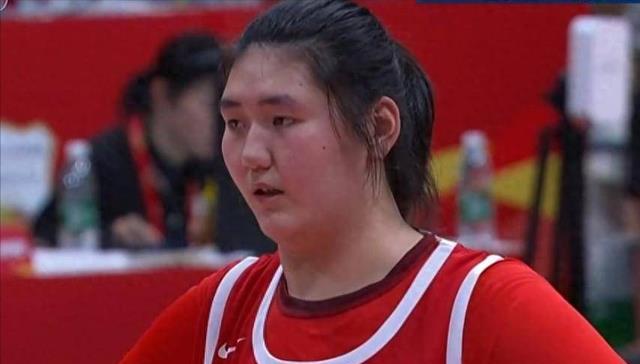 中国女篮溃败48小时，18岁张子宇深夜力挺宫鲁鸣，女姚明高情商