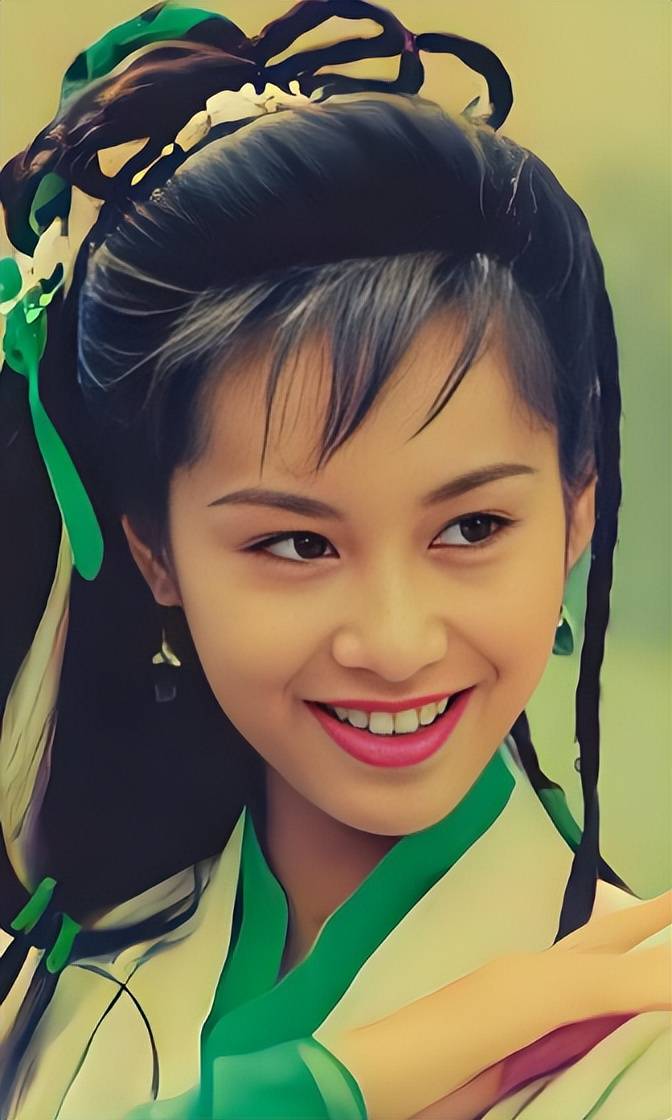 53岁朱茵现状：依旧开着97年的旧车，住在深山残屋，状态佳