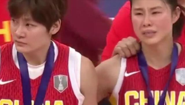 中国女篮溃败48小时，18岁张子宇深夜力挺宫鲁鸣，女姚明高情商