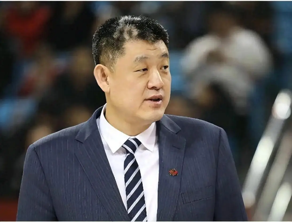 CBA转会又起波澜，老板为钱兜售队内核心，东北虎重建球迷倒戈