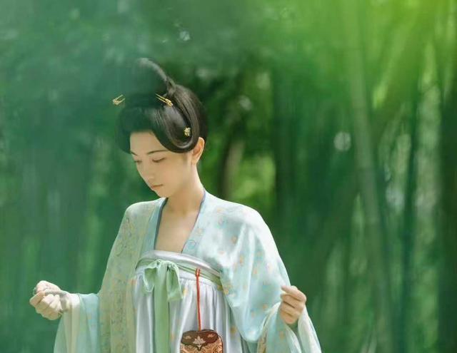 同样演“李善德妻子”，39岁杨幂与28岁代露娃，演出不同风格