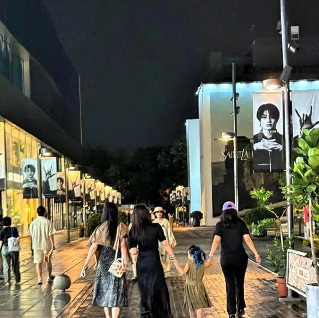 刘亦菲陪朱珠一家逛街，两大美女同框太晃眼，围观群众看呆。