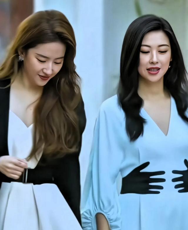 刘亦菲陪朱珠一家逛街，两大美女同框太晃眼，围观群众看呆。