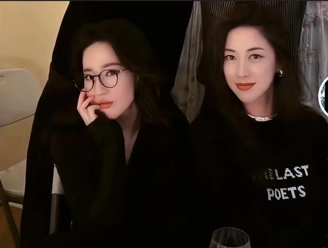 刘亦菲陪朱珠一家逛街，两大美女同框太晃眼，围观群众看呆。