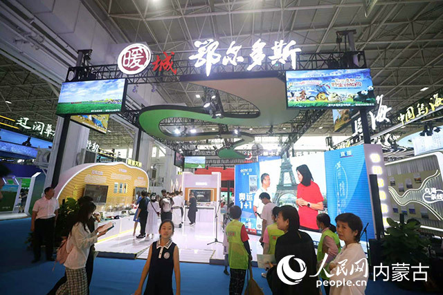 文博会现场的鄂尔多斯市展区。实习生 董昱摄