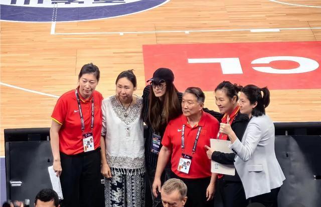 女篮美女隋菲菲发声，心疼宫鲁鸣流泪，称：宫指导68岁非常不容易