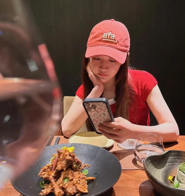 陈梦宋茜北京街头喝奶茶，跨圈友谊羡煞旁人，她俩咋这么熟？