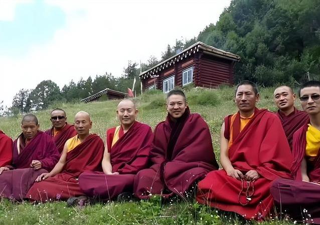 从拳脚生风到寺庙修行，李连杰放下荣光，60岁活出新人生？