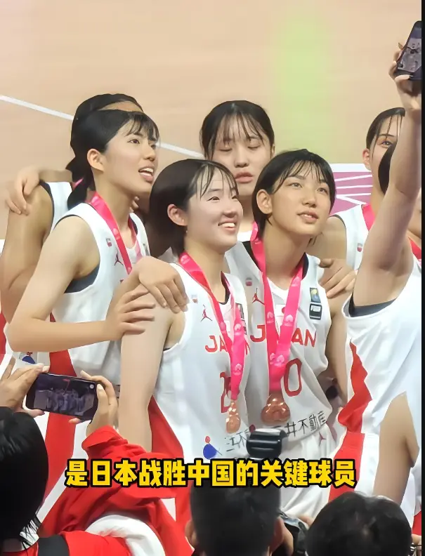 19 岁 1 米 75 轰 27 分炸场！中国女篮后卫该偷师这狠招破局