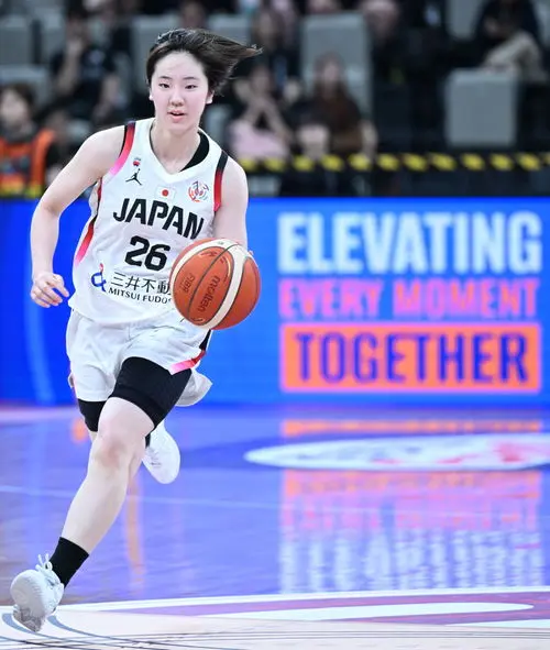 19 岁 1 米 75 轰 27 分炸场！中国女篮后卫该偷师这狠招破局