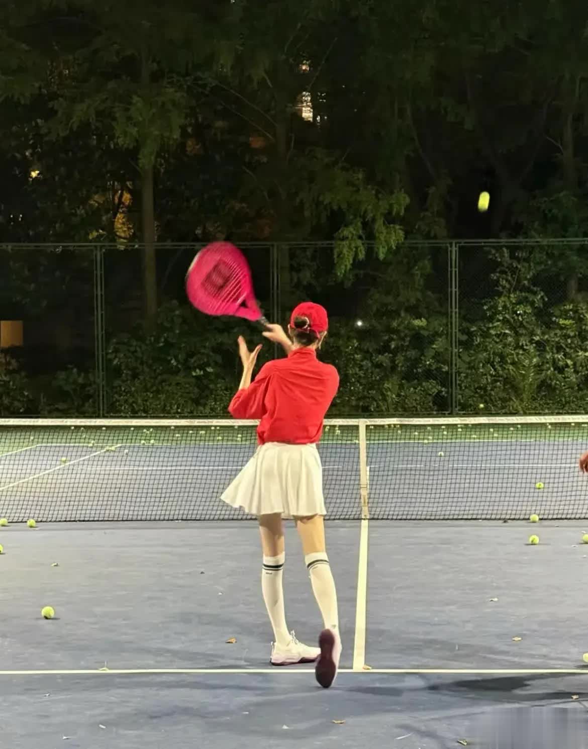 41岁唐嫣打网球似“女大学生” 红上衣配白短裙 运动比医美强？