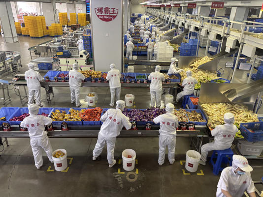螺霸王的工作人员正在分拣产品 上证报记者 徐潇潇 摄