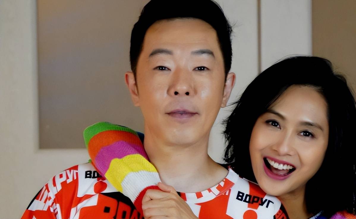 53岁朱茵现状：依旧开着97年的旧车，住在深山残屋，状态佳