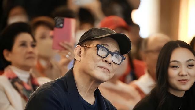 从拳脚生风到寺庙修行，李连杰放下荣光，60岁活出新人生？