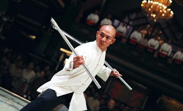 从拳脚生风到寺庙修行，李连杰放下荣光，60岁活出新人生？