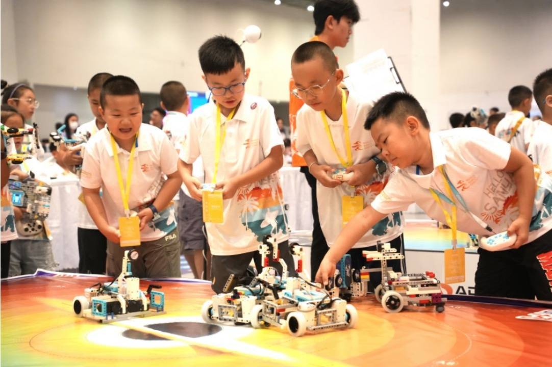 三亚迎来2025世界机器人大赛锦标赛，近万名选手竞技未来科技