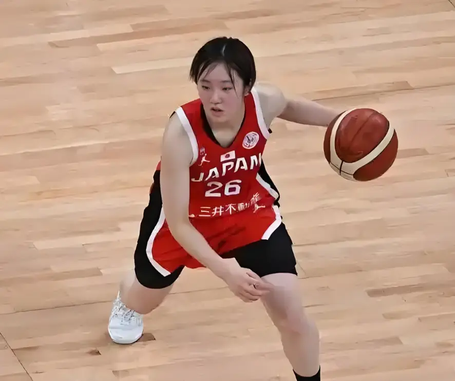 19 岁 1 米 75 轰 27 分炸场！中国女篮后卫该偷师这狠招破局