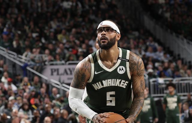 NBA最神队，8笔运作大赚！联盟不查？球员自己亏600万帮他们引援