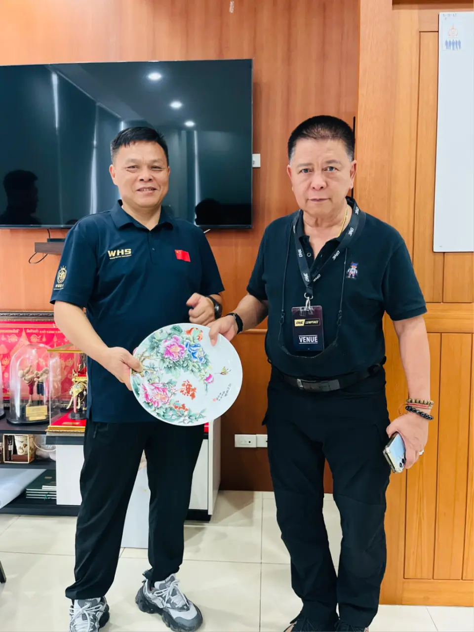 世雄格斗创始人吴国新与泰国皇家陆军伦披尼拳场首席长官瓦桑·彭桑抛中将