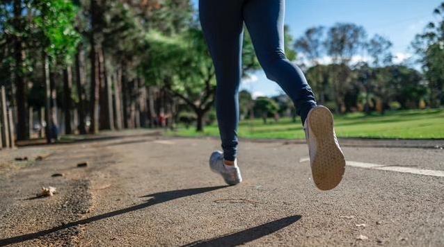 慢跑30分钟够不够？黄金时长揭秘，跑错伤身