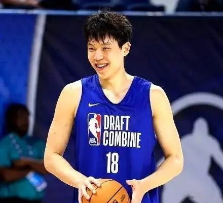 20岁的杨瀚森，对比同年龄的姚明、易建联怎么样？球迷称完爆周琦